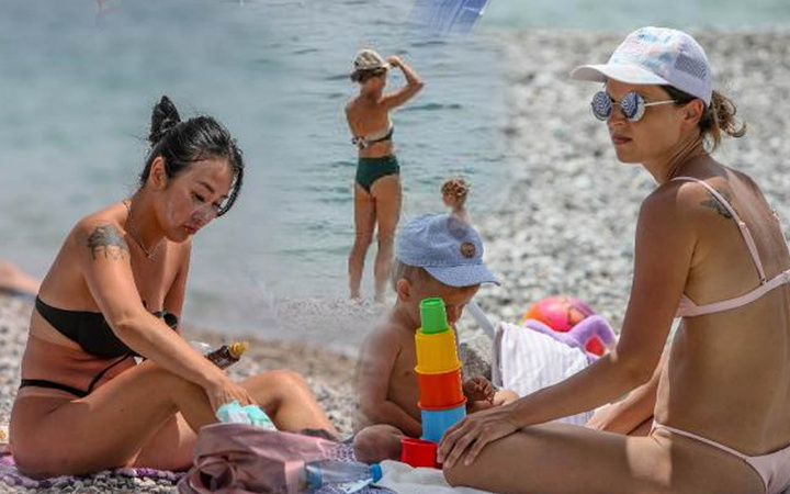 Tam kapanmada turiste kalmaya devam etti Antalya Konyaaltı Sahili'nde bugün