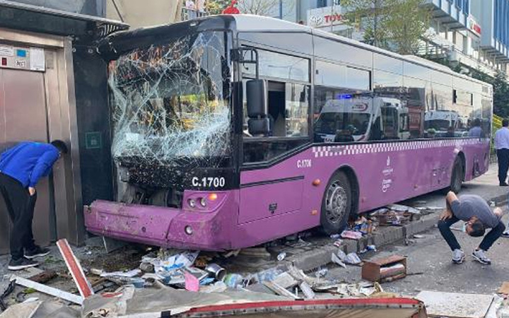 Kadıköy'de otobüs kazası! İETT otobüsü üst geçidin asansörüne çarptı