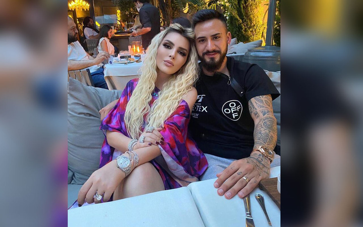 Selin Ciğerci ile pozuna gelen yorumla Gökhan Çıra çıldırdı ağzını bozdu