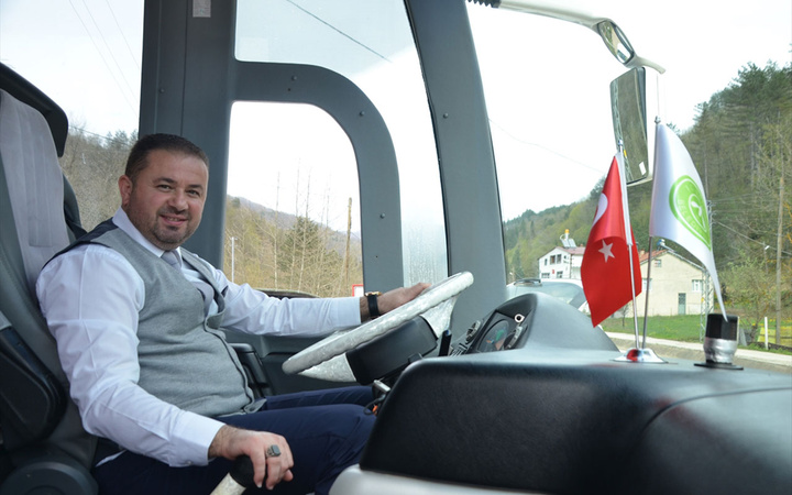 İlçeye ilk belediye otobüsü alındı! Şoför bulunamayınca direksiyona Belediye Başkanı oturdu