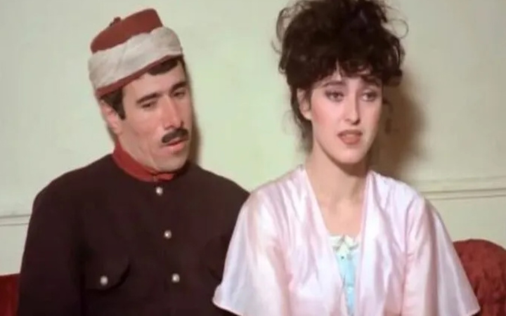 Yaprak Özdemiroğlu güzelliğiyle yıllara meydan okuyor son hali mest etti!