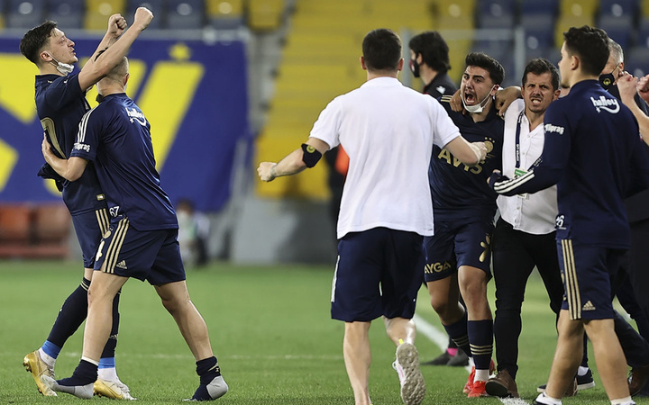 Fenerbahçe, son dakikada kazandı! Caner Erkin ağladı Emre Belözoğlu secdeye yattı