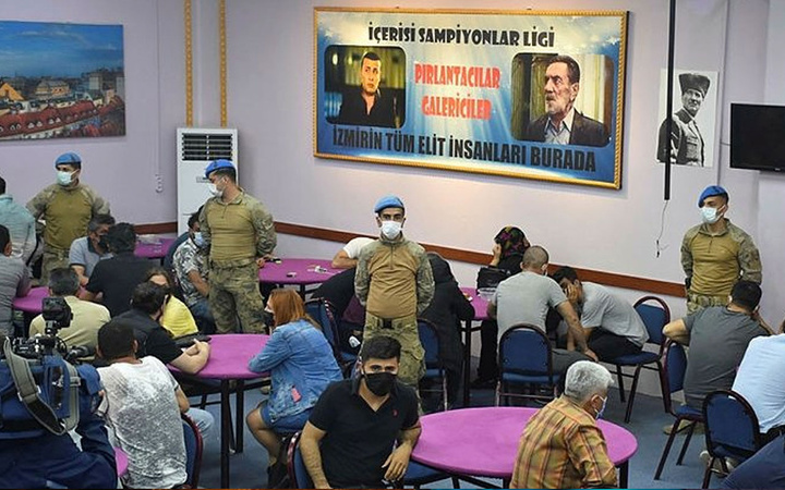 İzmir'de HES kodlu kumarhane kurmuşlar! Ekipler gizli mekana koçbaşıyla duvarı kırarak girdi