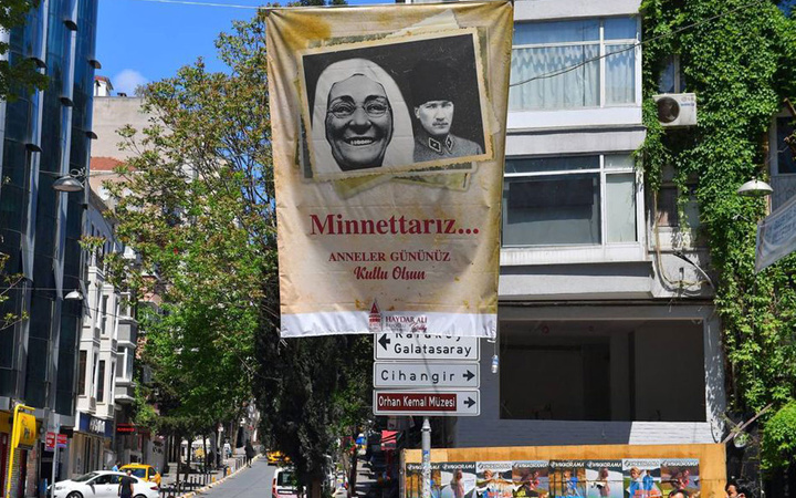 Beyoğlu sokakları şehit annelerinin fotoğraflarıyla donatıldı