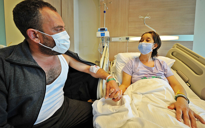 'Tatile gidiyoruz' diyerek hastaneye getirdiği eşine böbreğini verdi