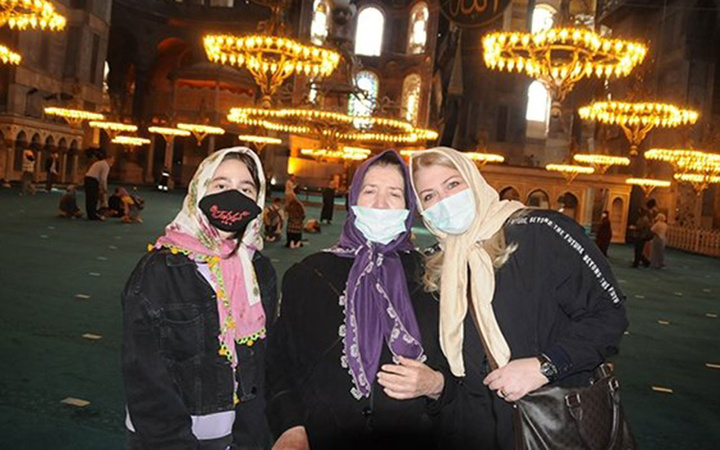 Ayasofya'dan etkilenen Ukraynalı Yevheniya şahadet getirip Müslüman oldu