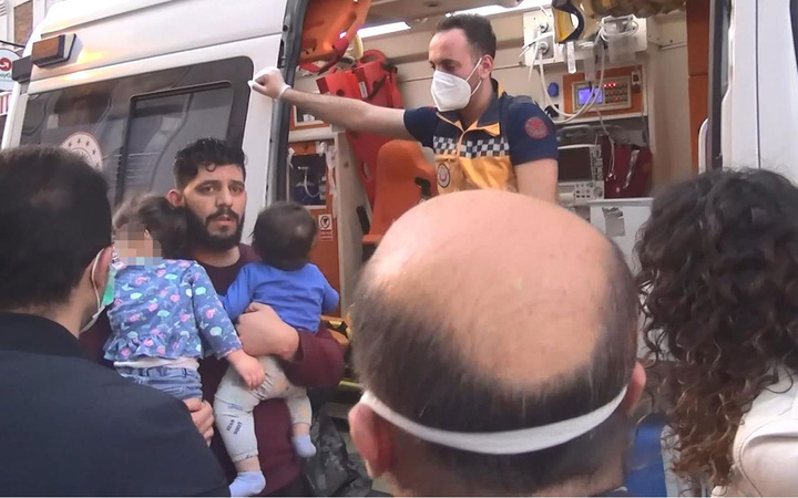 Bu nasıl kadın böyle! Önce eşini sonra iki çocuğunu eşinin kapısına terkedip kayıplara karıştı!