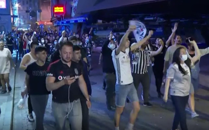 Şampiyonluk sevinci kısıtlama dinlemedi Beşiktaş taraftarları sokaklarda kutlama yaptı