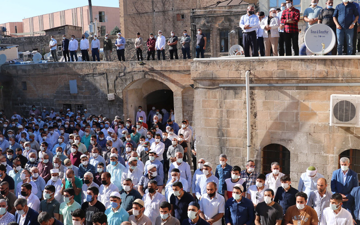 Şanlıurfa'dan pes dedirten görüntü! Covid-19'dan hayatını kaybeden kanaat önderini yüzlerce kişi uğurladı