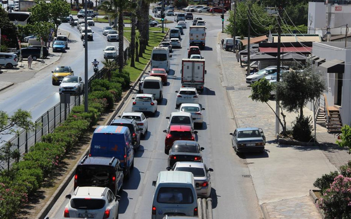 Kilometrelerce kuyruk oluştu trafik kilitlendi! Bodrum'dan akın akın gidiyorlar