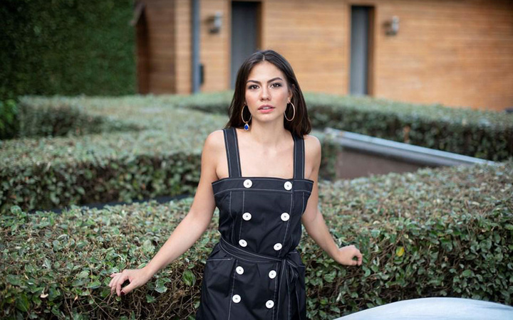 Demet Özdemir mayosuyla fırtınalar estirdi tatil pozları Instagram'dan geldi