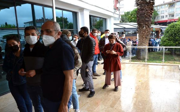 Kademeli normalleşme başladı! Evlendirme dairesi önünde nikah tarihi kuyruğu oluştu