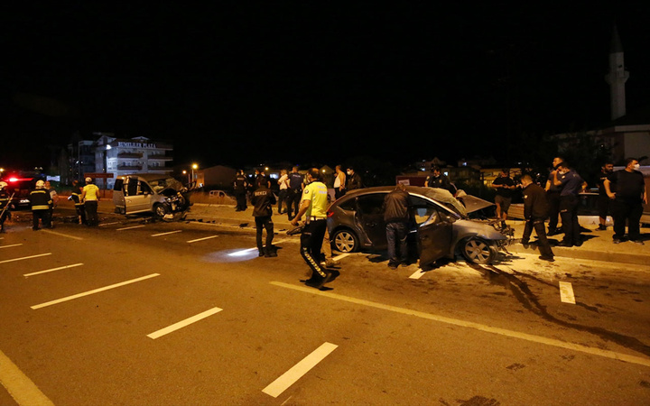 Çanakkale'de akıl almaz kaza! Astsubay ters yöne girdi, görev başındaki polisle çarpıştı