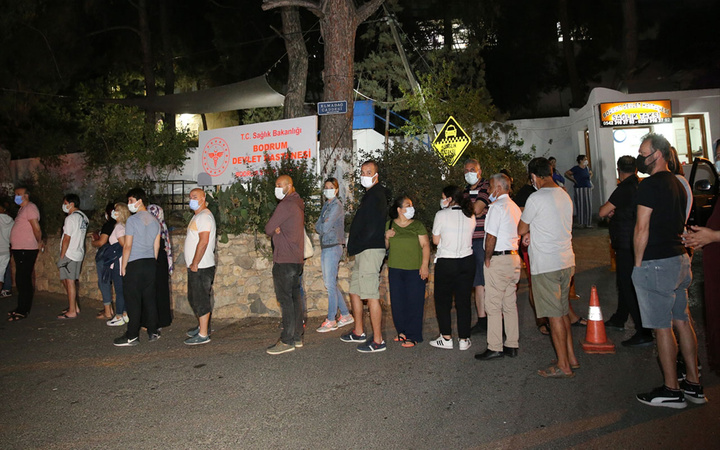 Bodrum'da Kovid-19 aşısı olmak isteyen vatandaşlar hastanede yoğunluğa neden oldu