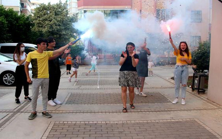 Gören şaştı kaldı! Adana'da 2 yıl sonra boşanma davasını kazanınca davul zurnayla kutladı