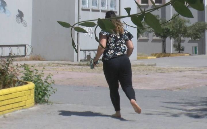 Gaziantep'te elinde topuklu ayakkabısı yalın ayak sınava koştu saniyeler kala...