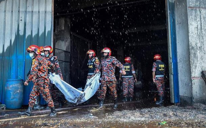 Bangladeş'te fabrika yangını! Görüntüler mahşer yerini aratmadı onlarca ölü var