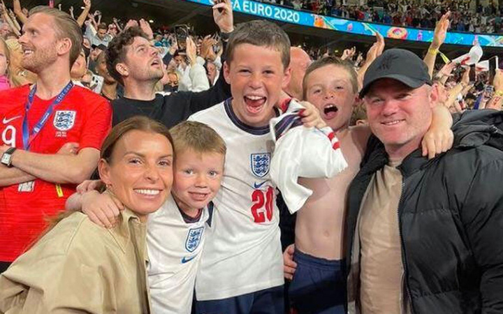 İngiliz futbolunun efsane isimlerinden Wayne Rooney çok değişti görenler şaştı kaldı