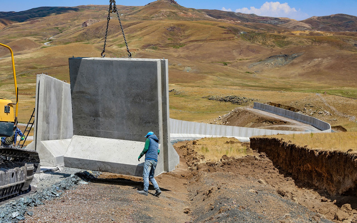 Van-İran sınırına 110 kilometre hendek kazıldı, 76 monoblok ve lego kule inşa edildi