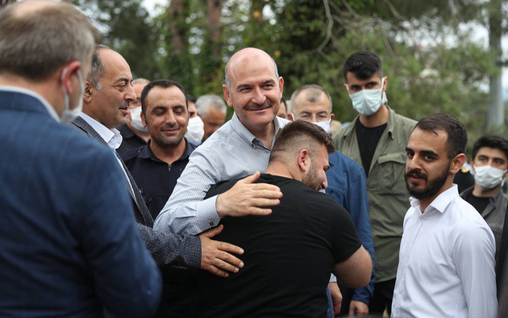 İçişleri Bakanı Süleyman Soylu iş yerleri selden hasar gören esnafla bir araya geldi