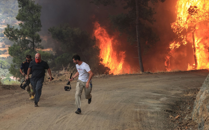 Marmaris ve Manavgat'ta korku dolu anlar! İtfaiyeciler ve gazeteciler son anda kurtuldu