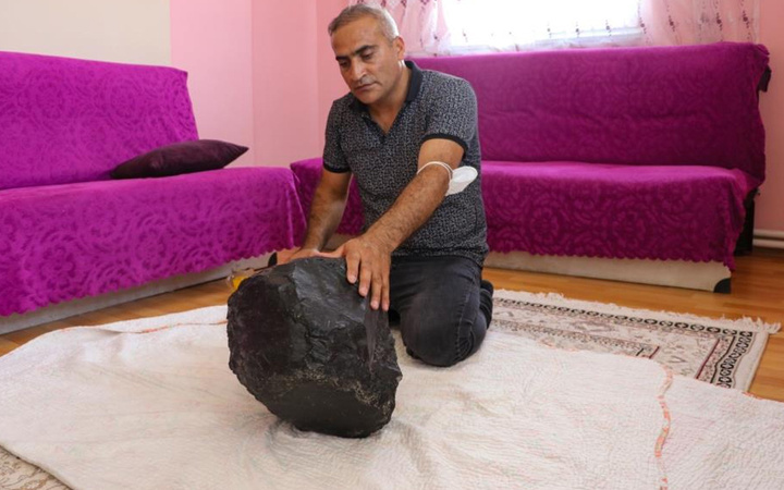 Kızı tesadüfen göktaşı düşerken resmini çekti! Iğdır'da arayıp buldu soluğu noterde aldı