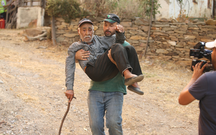 Muğla Milas'ta yangının tehdit ettiği 2 mahalledeki vatandaşlar tahliye edildi