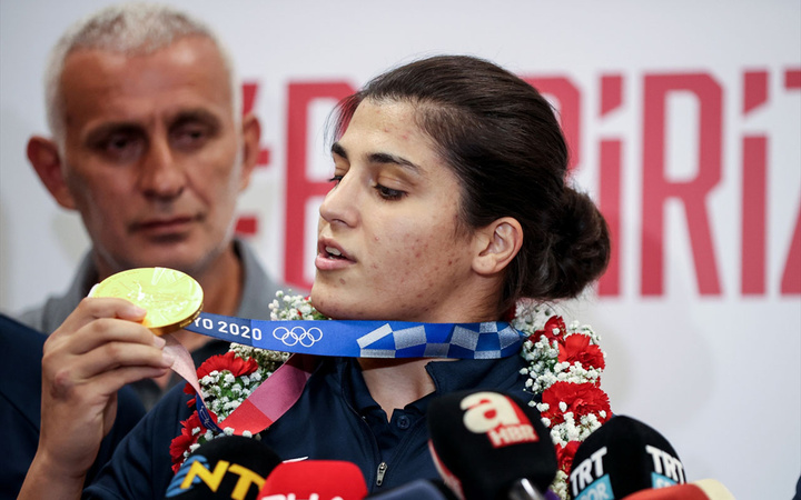 Olimpiyat Şampiyonu Busenaz Sürmeneli döndü! Türk kadının yapabileceklerini gösterdim