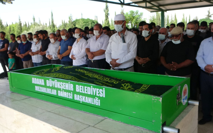 'Tostçu Mahmut' olarak bilinen sosyal medya fenomeni Anıl Kurt Adana'da gözyaşlarıyla uğurlandı