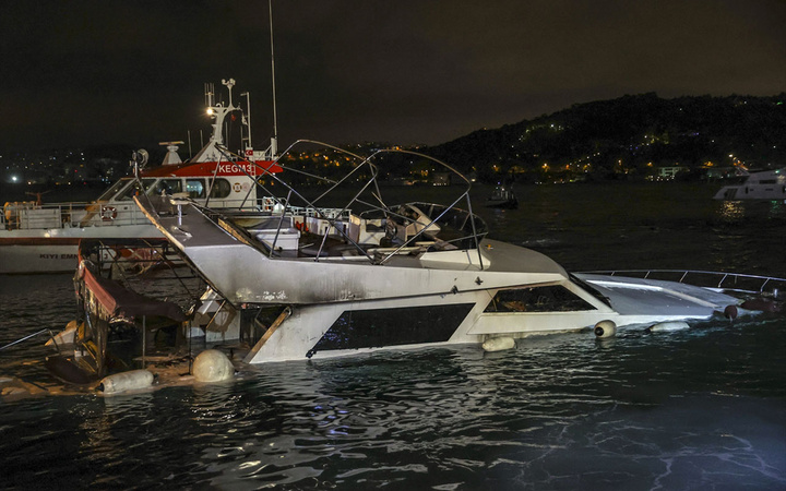 İstabul Bebek Sahili'nde tekne alev alev yandı! 3 saatlik söndürme çalışması sonunda battı