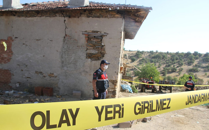 Manisa Kula'da korkunç olay! Babasını boğazını kesip ablasına haber verdi