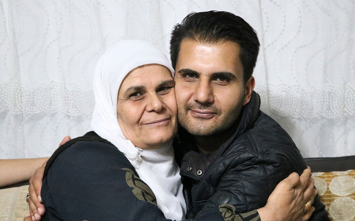 Yıllar sonra evlatlık olduğunu öğrendi 33 yıl sonra annesiyle bir araya geldi