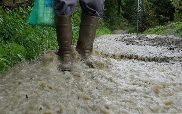Karadeniz'de sağanak! Trabzon'da ırmak taştı, Rize'de heyelan meydana geldi