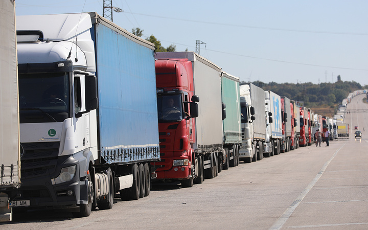 Edirne'deki Hamzabeyli Sınır Kapısı'nda TIR kuyruğu 20 kilometreyi buldu