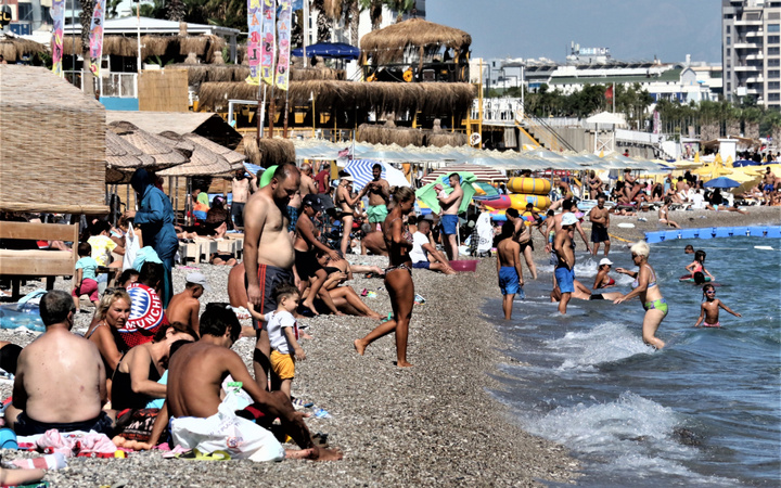 Antalya'da sıcaklık 30 dereceyi buldu! Turistler plajlara akın etti