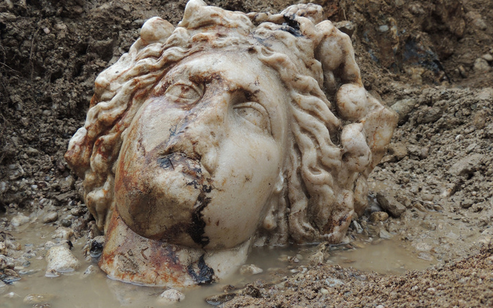 Kütahya Aizanoi Antik Kenti kazısında Afrodit ve Dionysos heykel başları bulundu