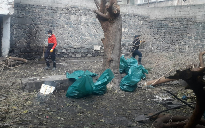 Diyarbakır'da temizlenen evin avlusundan bir römork dolusu çöp çıktı