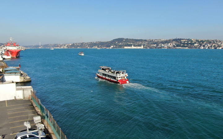 İstanbul Boğazı fırtınadan sonra güneşli havayı gördü deniz turkuaz oldu
