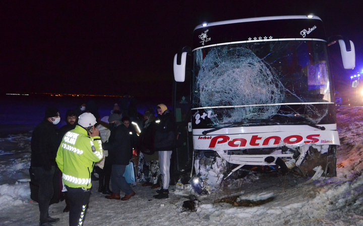 Kar yağışı ve buzlanmadan TIR ve otobüs kazaları peş peşe geldi