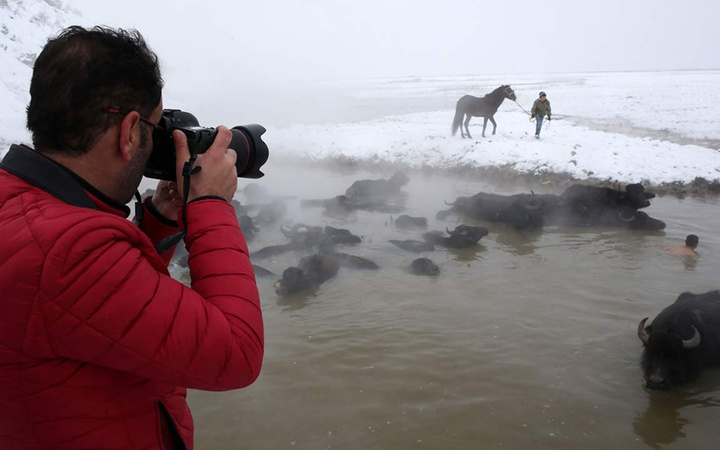 Eksi 20 derecede 40 dereceki suya sokup temizliyorlar fotoğraf tutkunları Bitlis'e koştu