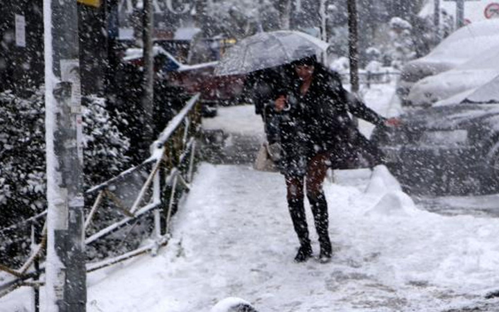 İstanbul'da işe gitmek için yola çıkanların zor anları! Yoğun kar yağışı etkili oluyor