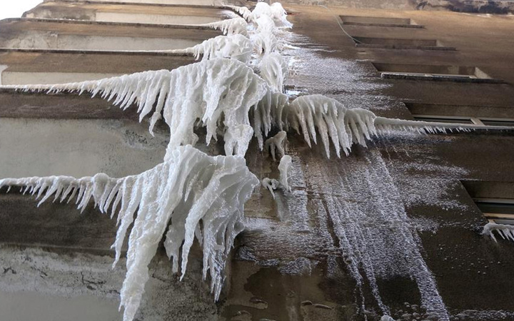 Burası Sibirya değil Hakkari! Sıcaklık eksi 25 derece: Binalar buz sarkıtlarıyla kaplandı