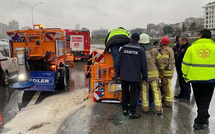 İBB'nin kar küreme aracı devrilmişti Sürücüsü alkollü çıktı!