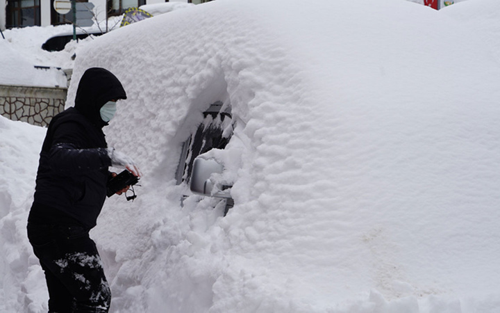 Kastamonu'da 2 metreyi aşan karın altında kaybolan araçlarını arıyorlar