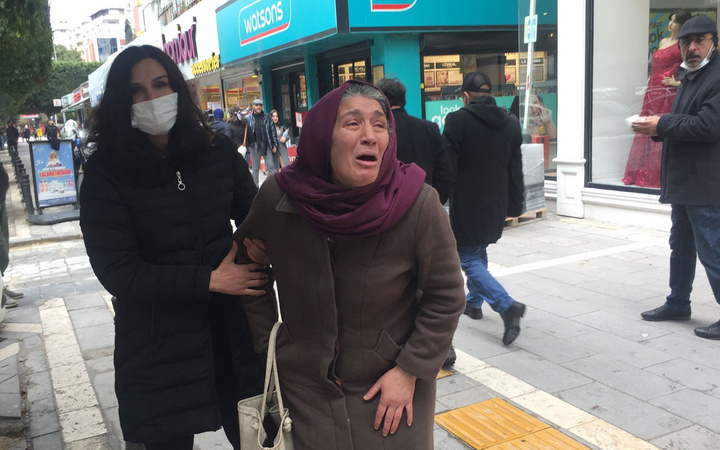 Adana'da görenler ağladı 'siz gidin bakın ben burada bekleyeceğim' kimse onu sakinleştiremedi