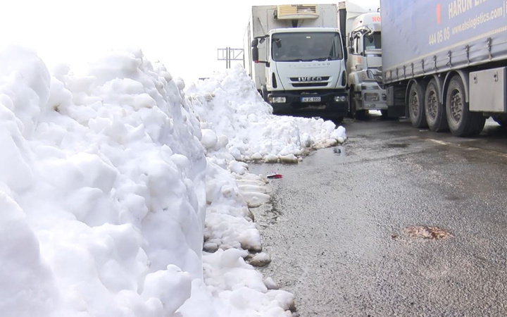İstanbul Hadımköy'de TIR'ların kar çilesi sürüyor: Parklara giremiyoruz