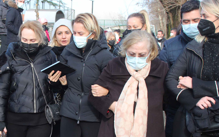 Şafak Mahmutyazıcıoğlu'nun eski eşi Benan Kocadereli'den ilk paylaşım Cenazede Ece erken ile yan yanaydı