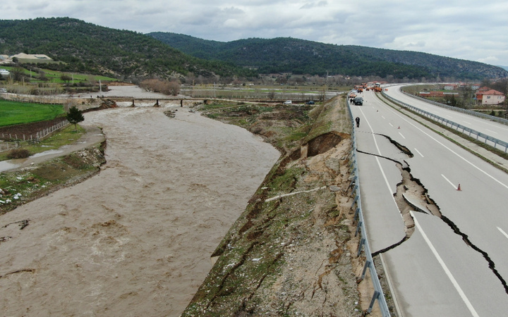 Kastamonu'da kara yolu çöktü! Tarım arazileri sular altında kaldı