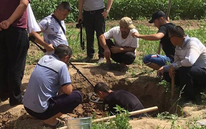 Bahçesini sularken buldu altın sikke Tuğrul ve Çağrı Bey dönemi Selçuklulara ait çıktı