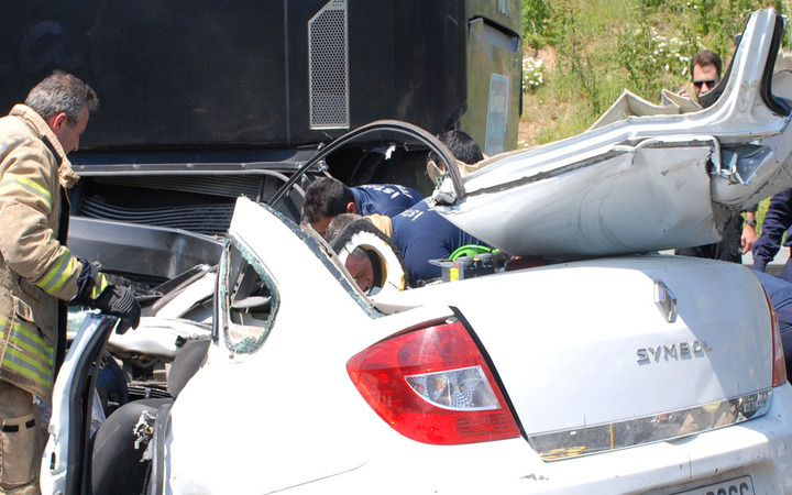 Kuzey Marmara Otoyolu'nda korkunç kaza! Aracın önü yok oldu ölü ve yaralılar var